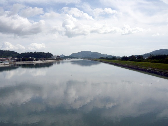 金崎大橋から神島方面を見たところです。 右手が笠岡湾干拓地です｡