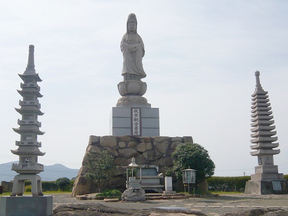 救世観音菩薩の像