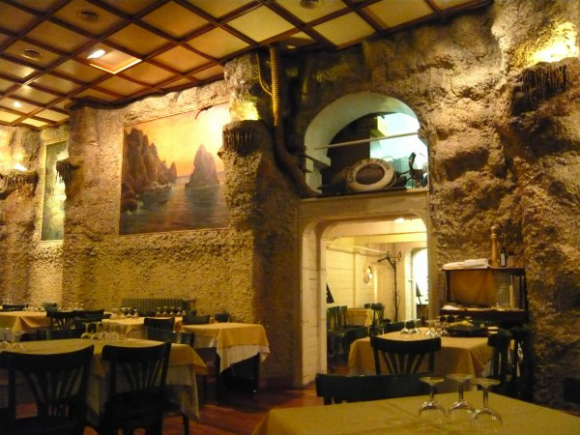 ナポリの「青の洞窟」をイメージしたレストラン
